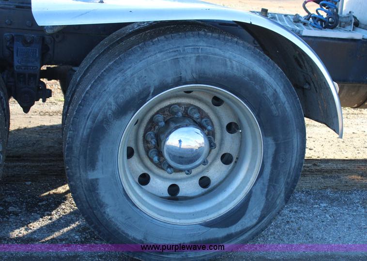 image for item J7367 1997 Peterbilt 379 semi truck