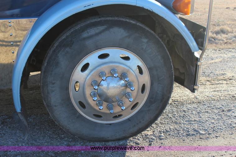 image for item J7367 1997 Peterbilt 379 semi truck