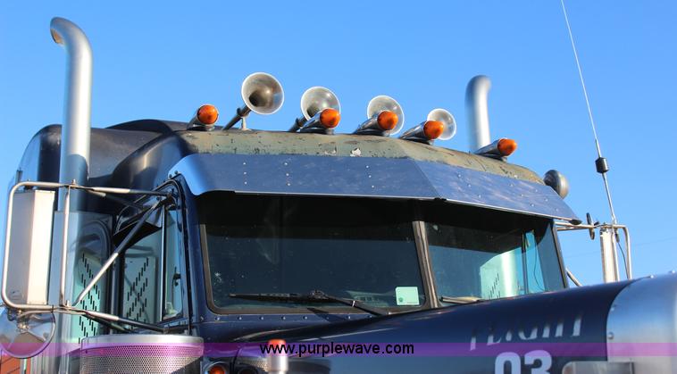 image for item J7367 1997 Peterbilt 379 semi truck