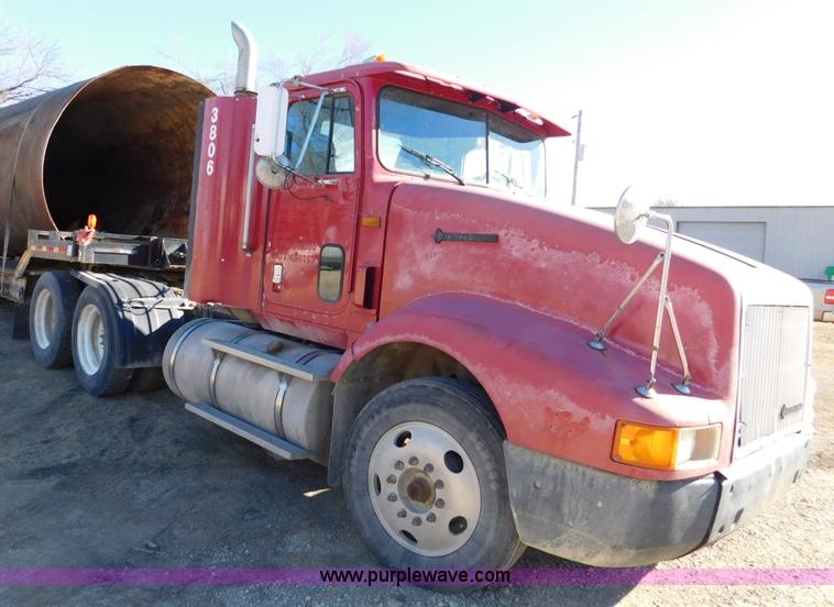image for item J7465 1996 International 9400 semi truck