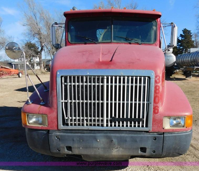 image for item J7465 1996 International 9400 semi truck