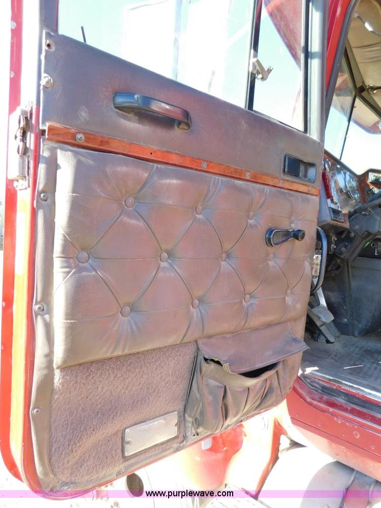 image for item J7465 1996 International 9400 semi truck