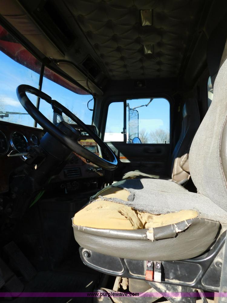 image for item J7465 1996 International 9400 semi truck