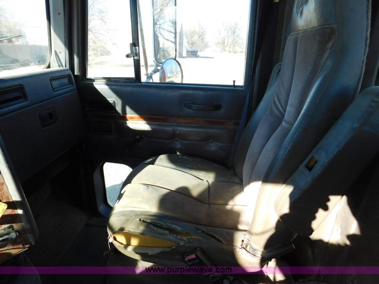 image for item J7465 1996 International 9400 semi truck