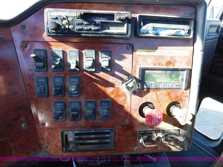 image for item J7465 1996 International 9400 semi truck