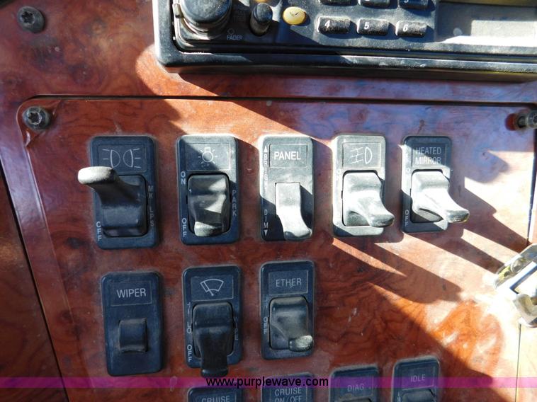 image for item J7465 1996 International 9400 semi truck