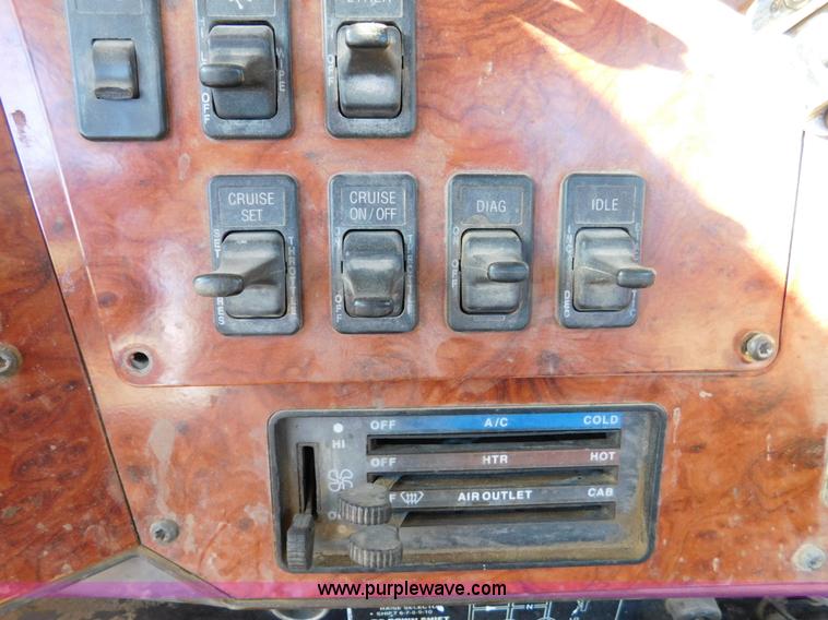 image for item J7465 1996 International 9400 semi truck