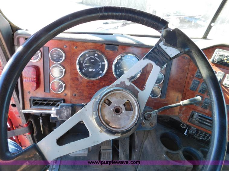 image for item J7465 1996 International 9400 semi truck