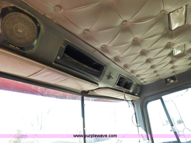 image for item J7465 1996 International 9400 semi truck