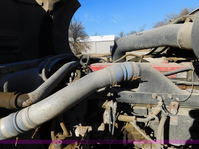 image for item J7465 1996 International 9400 semi truck