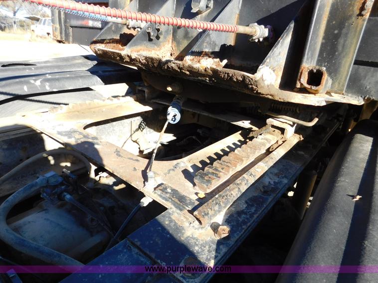 image for item J7465 1996 International 9400 semi truck