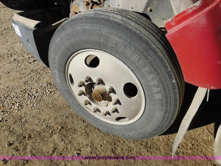 image for item J7465 1996 International 9400 semi truck