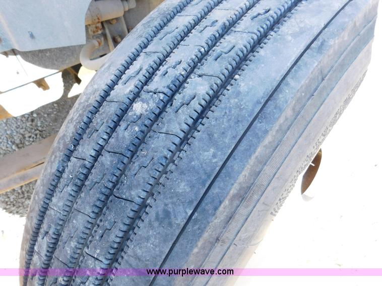 image for item J7465 1996 International 9400 semi truck