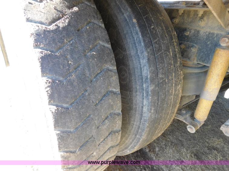 image for item J7465 1996 International 9400 semi truck