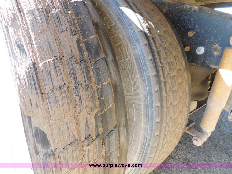 image for item J7465 1996 International 9400 semi truck