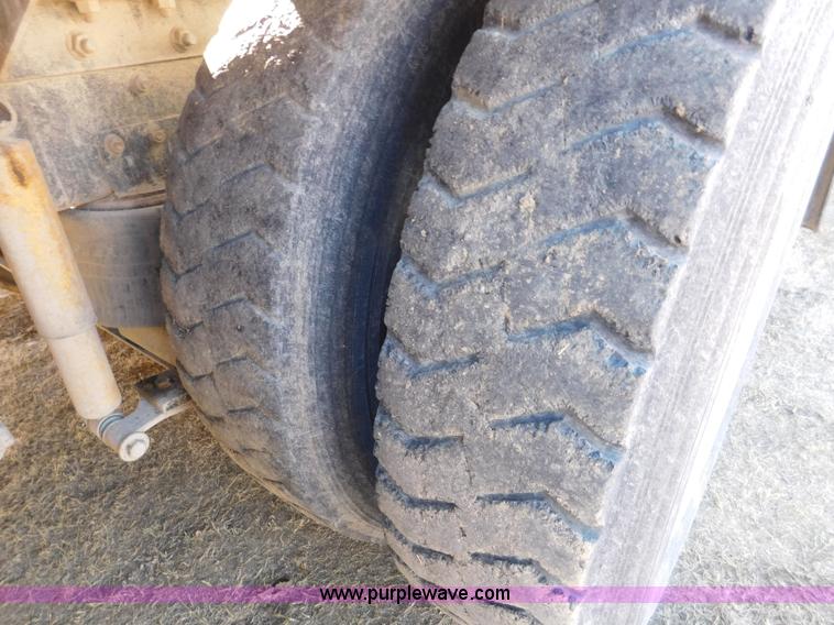 image for item J7465 1996 International 9400 semi truck