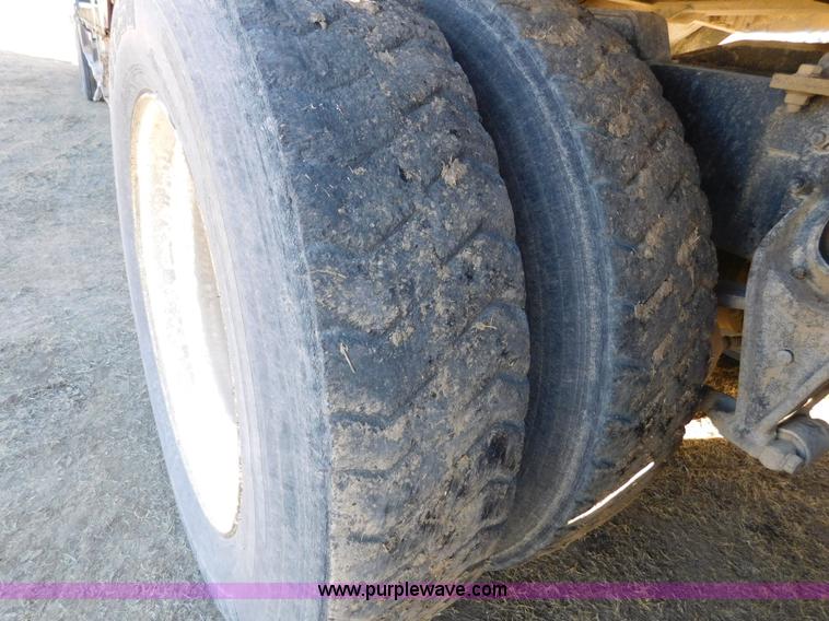 image for item J7465 1996 International 9400 semi truck