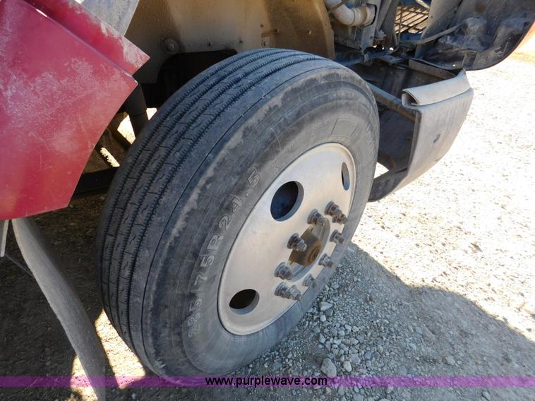 image for item J7465 1996 International 9400 semi truck