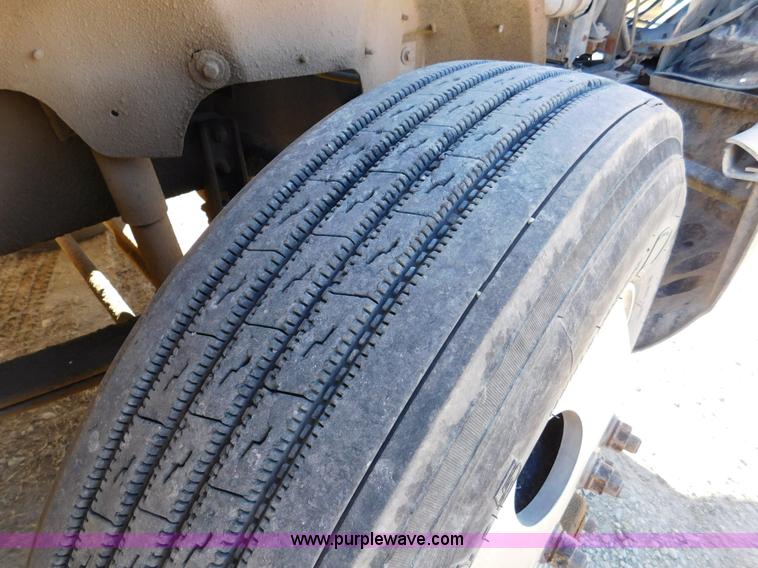 image for item J7465 1996 International 9400 semi truck