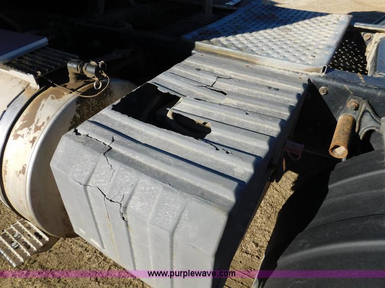 image for item J7465 1996 International 9400 semi truck