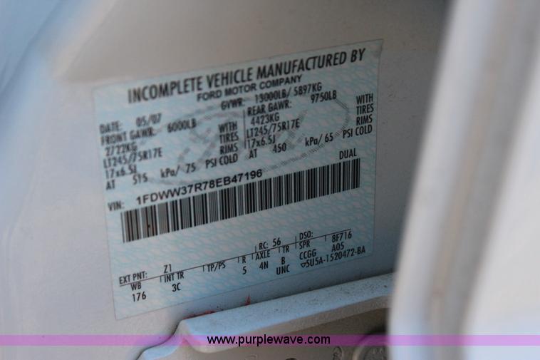 image for item J7642 2008 Ford F350 Super Duty XLT Crew Cab flatbed pickup truck