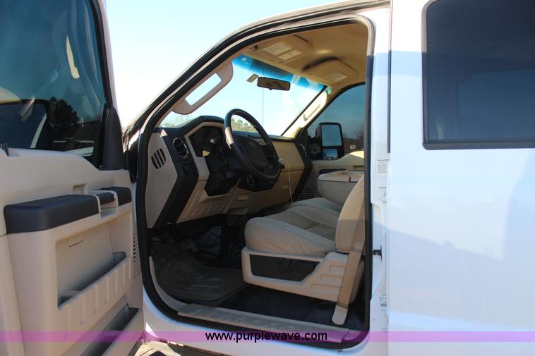 image for item J7642 2008 Ford F350 Super Duty XLT Crew Cab flatbed pickup truck