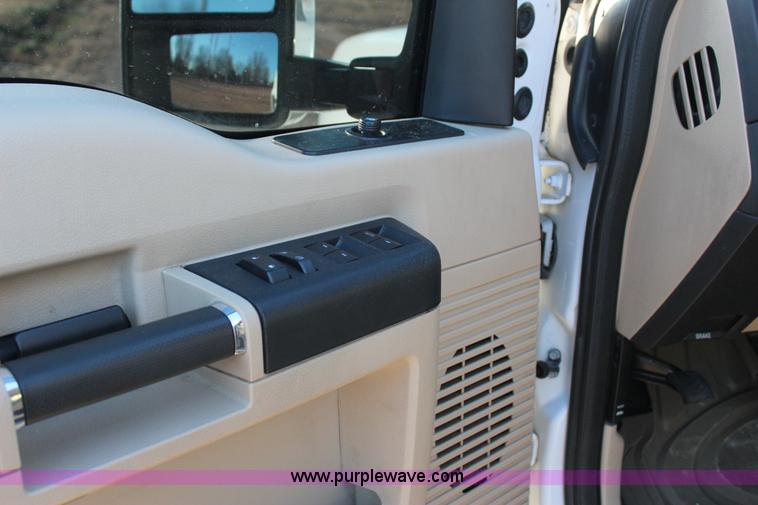 image for item J7642 2008 Ford F350 Super Duty XLT Crew Cab flatbed pickup truck