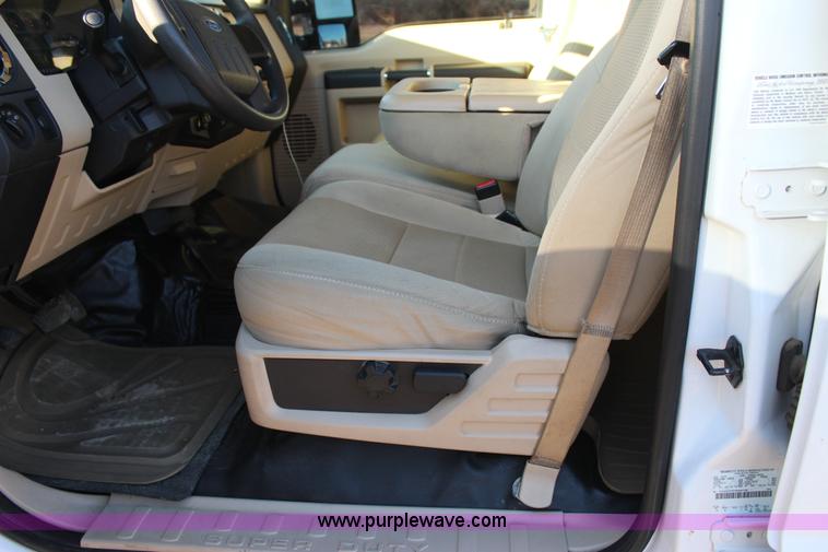 image for item J7642 2008 Ford F350 Super Duty XLT Crew Cab flatbed pickup truck