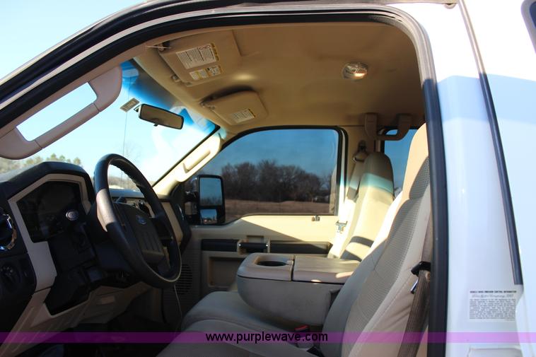 image for item J7642 2008 Ford F350 Super Duty XLT Crew Cab flatbed pickup truck