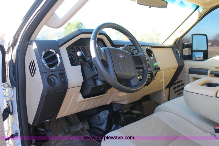 image for item J7642 2008 Ford F350 Super Duty XLT Crew Cab flatbed pickup truck