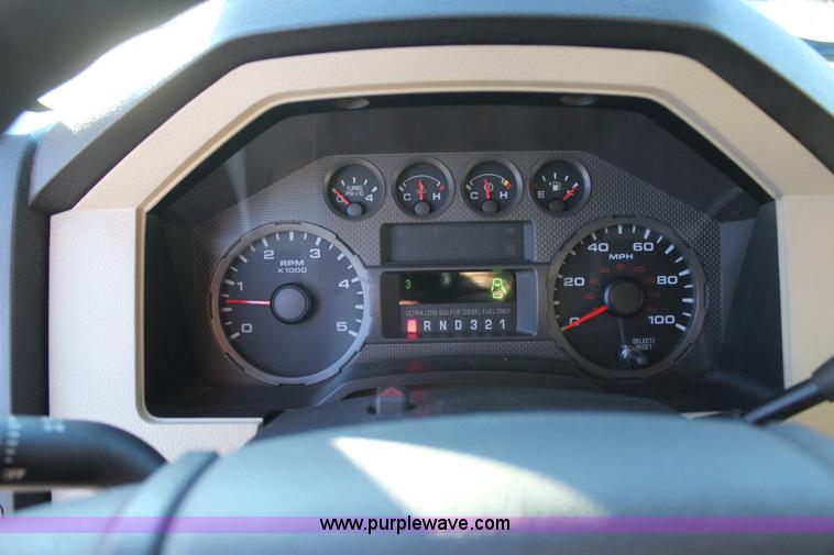 image for item J7642 2008 Ford F350 Super Duty XLT Crew Cab flatbed pickup truck