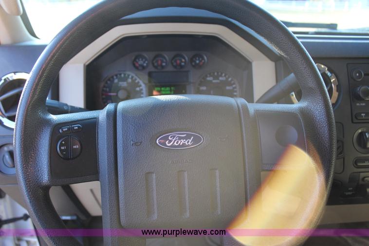 image for item J7642 2008 Ford F350 Super Duty XLT Crew Cab flatbed pickup truck