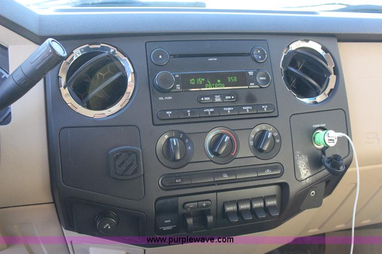 image for item J7642 2008 Ford F350 Super Duty XLT Crew Cab flatbed pickup truck