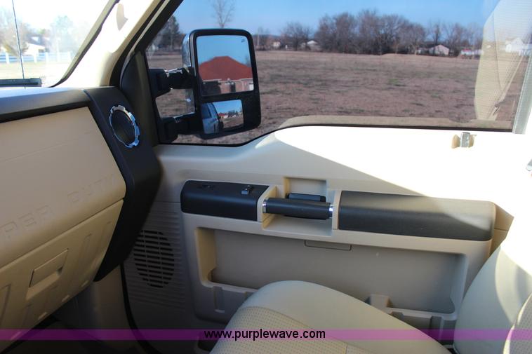 image for item J7642 2008 Ford F350 Super Duty XLT Crew Cab flatbed pickup truck