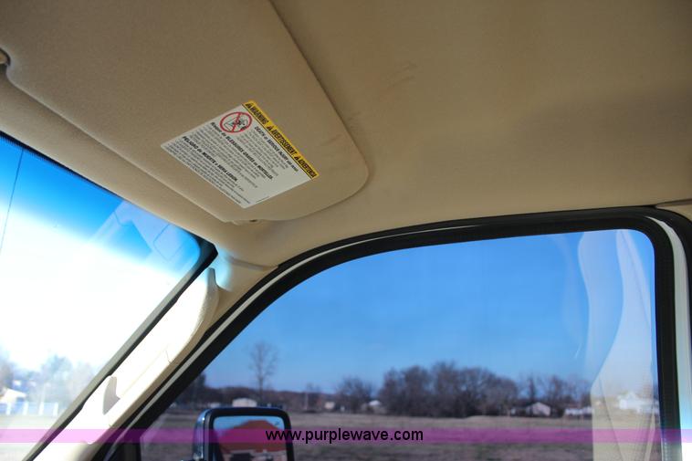 image for item J7642 2008 Ford F350 Super Duty XLT Crew Cab flatbed pickup truck