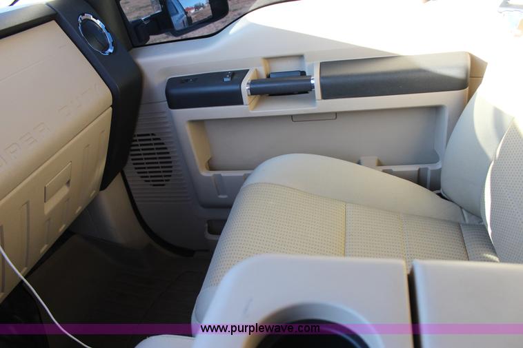 image for item J7642 2008 Ford F350 Super Duty XLT Crew Cab flatbed pickup truck