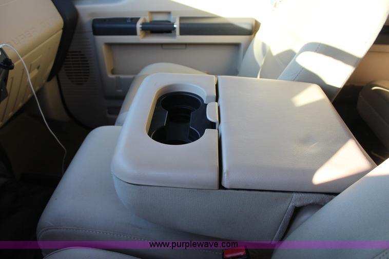 image for item J7642 2008 Ford F350 Super Duty XLT Crew Cab flatbed pickup truck