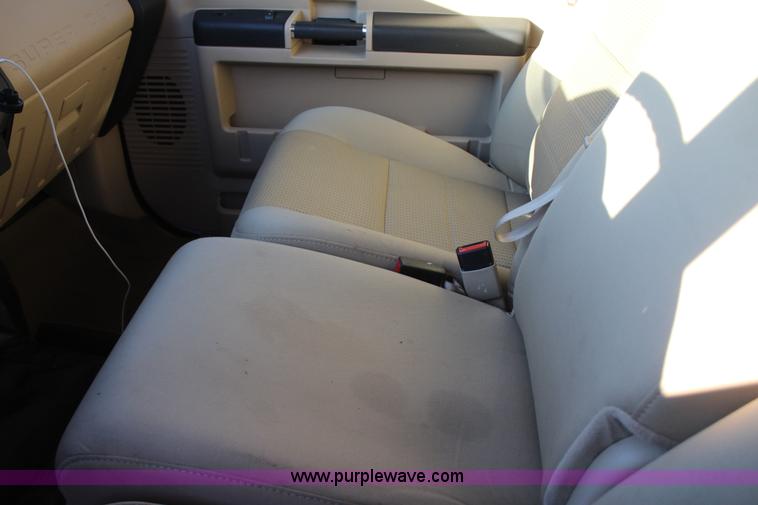 image for item J7642 2008 Ford F350 Super Duty XLT Crew Cab flatbed pickup truck