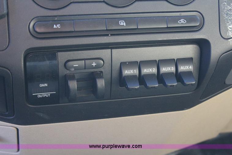 image for item J7642 2008 Ford F350 Super Duty XLT Crew Cab flatbed pickup truck