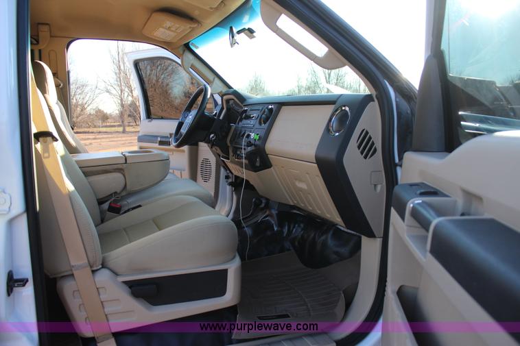 image for item J7642 2008 Ford F350 Super Duty XLT Crew Cab flatbed pickup truck