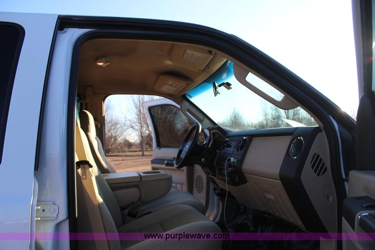 image for item J7642 2008 Ford F350 Super Duty XLT Crew Cab flatbed pickup truck