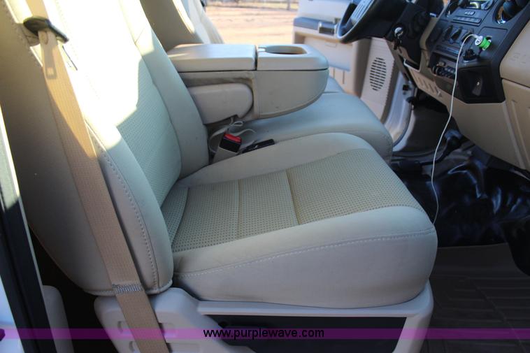 image for item J7642 2008 Ford F350 Super Duty XLT Crew Cab flatbed pickup truck