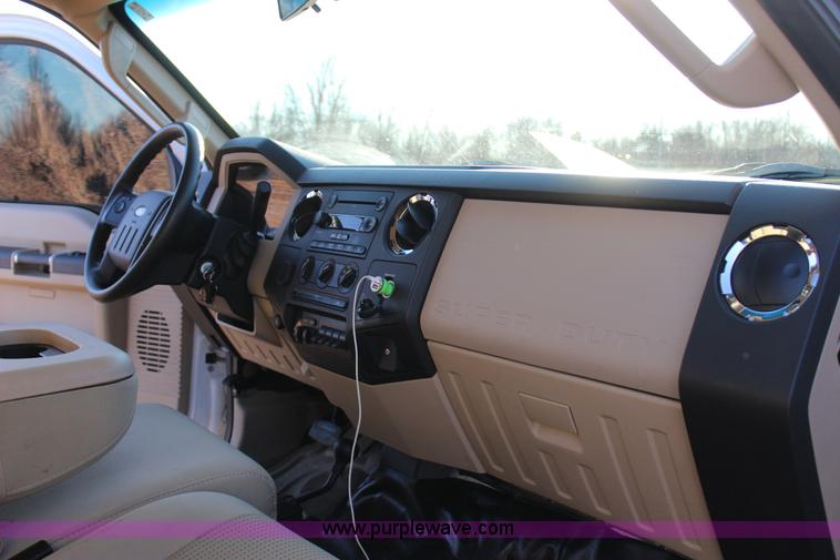 image for item J7642 2008 Ford F350 Super Duty XLT Crew Cab flatbed pickup truck