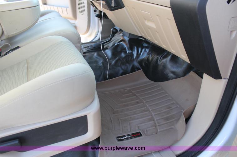 image for item J7642 2008 Ford F350 Super Duty XLT Crew Cab flatbed pickup truck