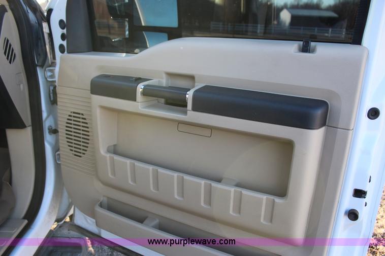 image for item J7642 2008 Ford F350 Super Duty XLT Crew Cab flatbed pickup truck