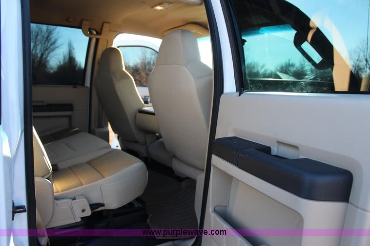 image for item J7642 2008 Ford F350 Super Duty XLT Crew Cab flatbed pickup truck