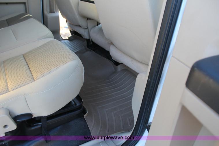 image for item J7642 2008 Ford F350 Super Duty XLT Crew Cab flatbed pickup truck