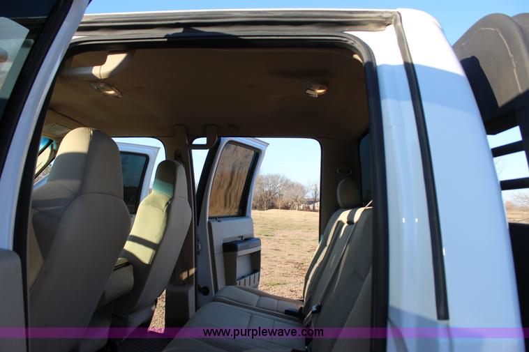 image for item J7642 2008 Ford F350 Super Duty XLT Crew Cab flatbed pickup truck