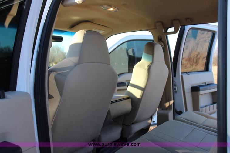 image for item J7642 2008 Ford F350 Super Duty XLT Crew Cab flatbed pickup truck