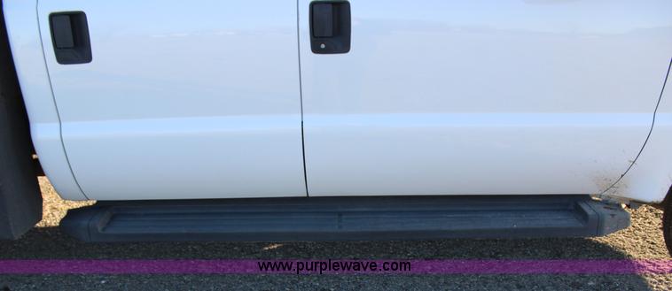 image for item J7642 2008 Ford F350 Super Duty XLT Crew Cab flatbed pickup truck